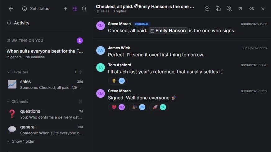 En tråd i Team chat der en avtale, en kunde og en kollega er nevnt ved navn